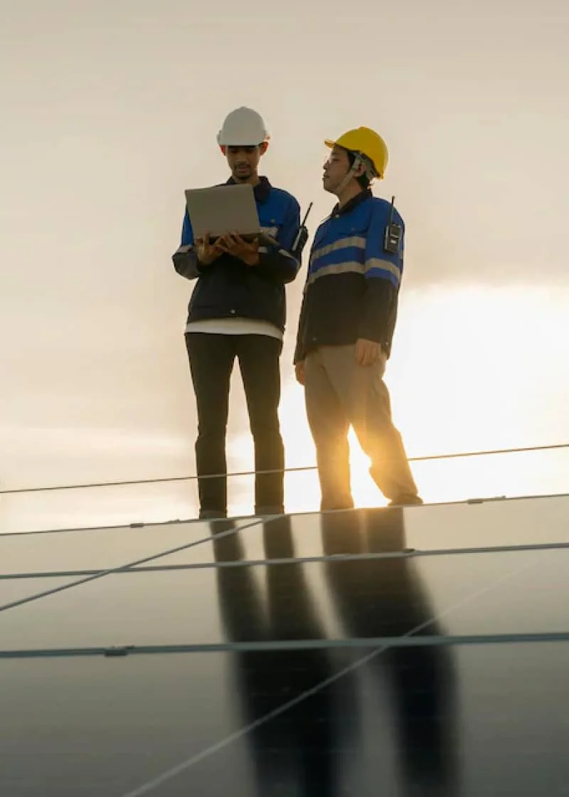 Nosotros al final de instalar sus paneles solares